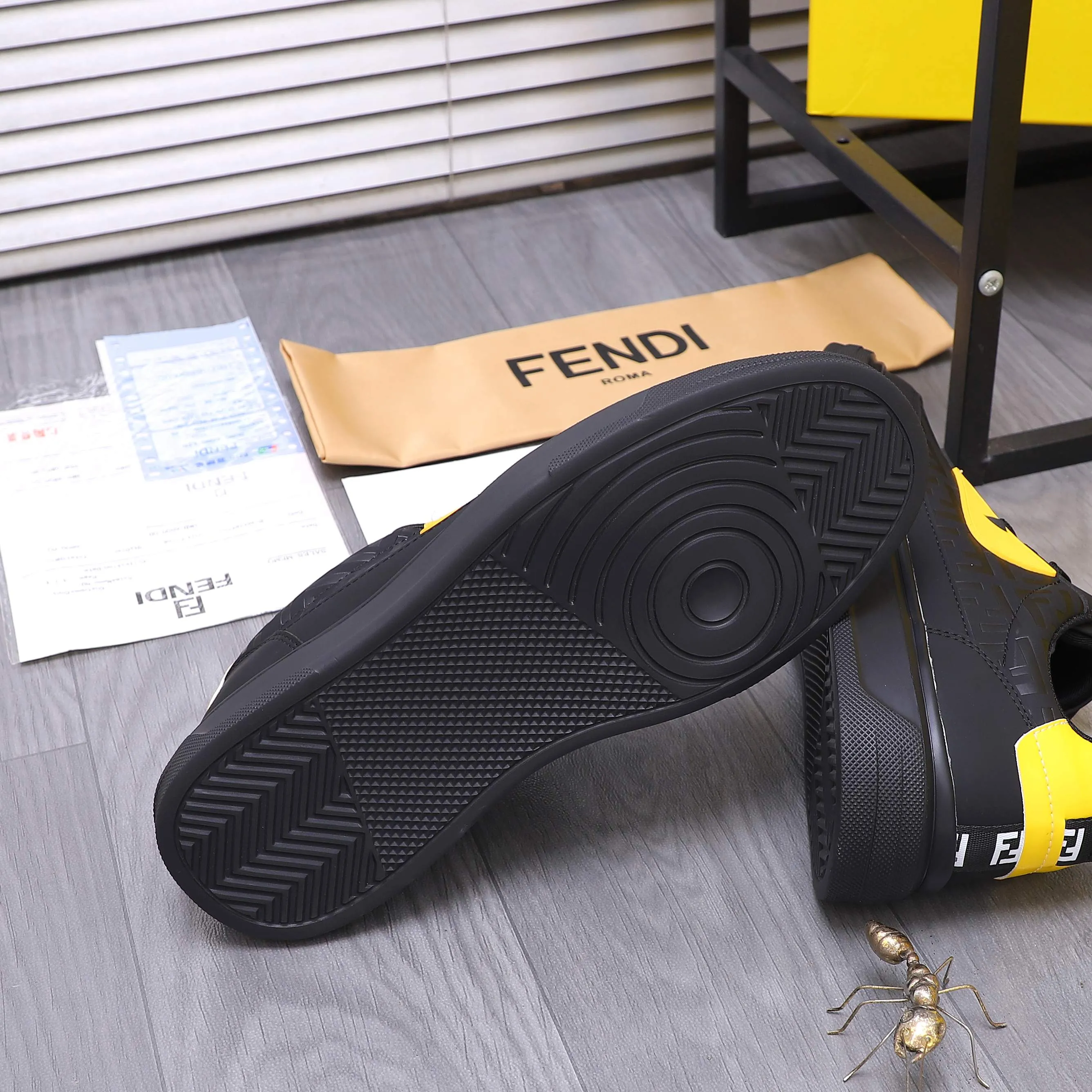 Men's shoes 💰420 Product trademark: FENDI "Fendi" casual shoes Regular size: 38-45 (45 is custom-made and non-returnable) Product materials: Selected cowhide embossed upper, mesh lining, cowhide insole, rubber outsole